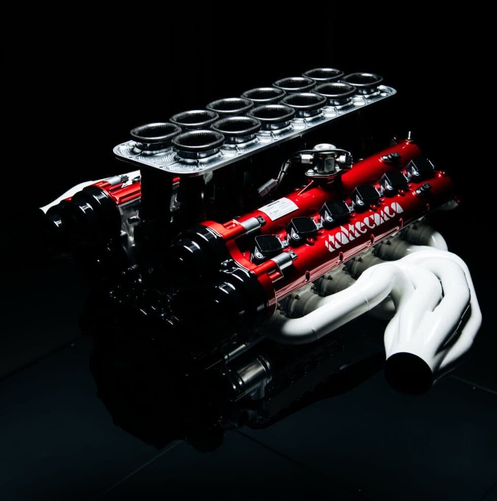 La fisica di un V12: quando la meccanica torna a far rumore