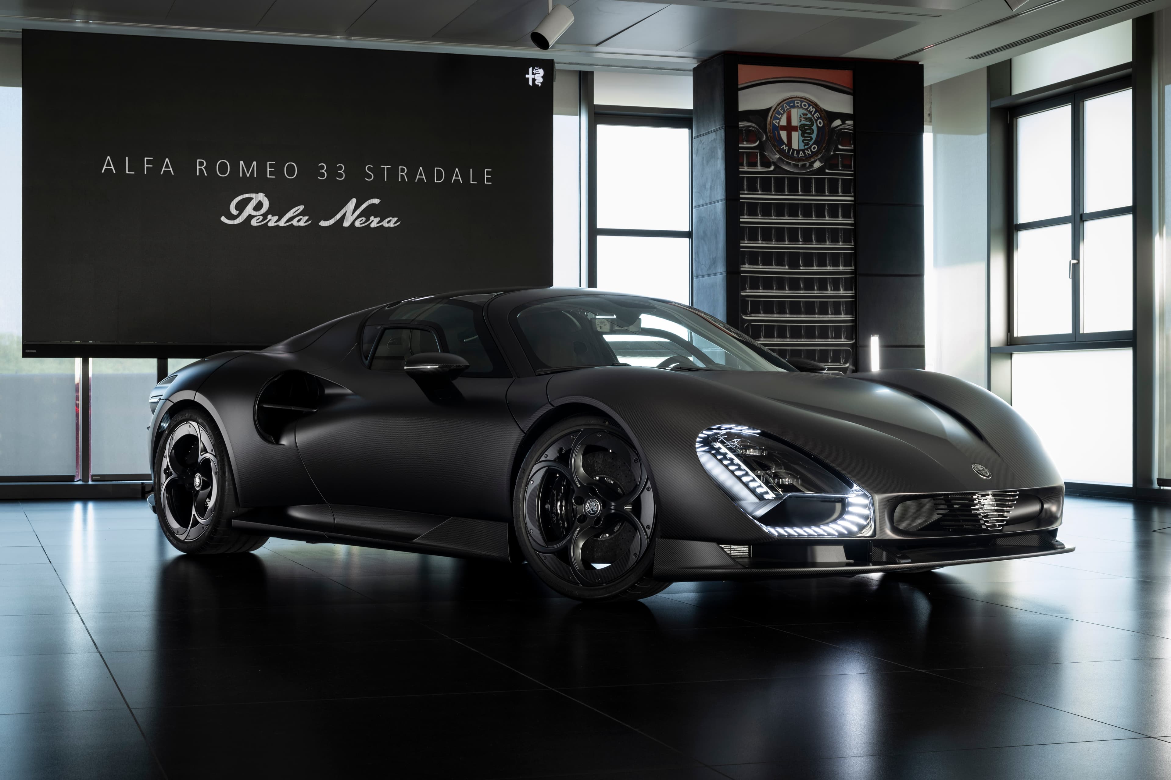 33 non bastavano. Una doveva essere unica: Alfa Romeo 33 Stradale Perla Nera